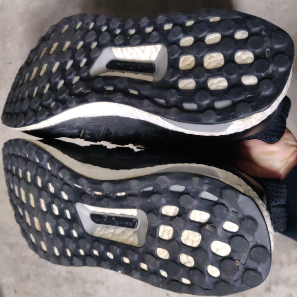 Adidas Ultra Boost. Mens size 10.5 - Picture 4 of 4